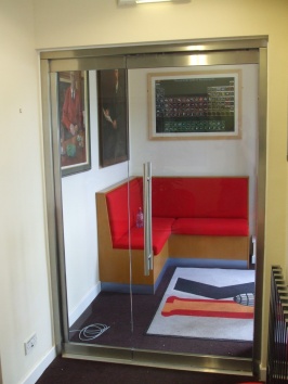 GL15 single door with fixed side panel